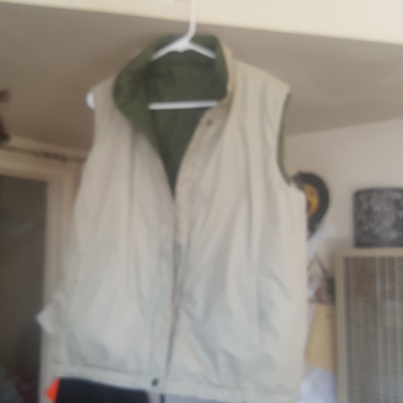 Vest reversible Green/Khaki  w/zip out hood - Picture 3 of 3